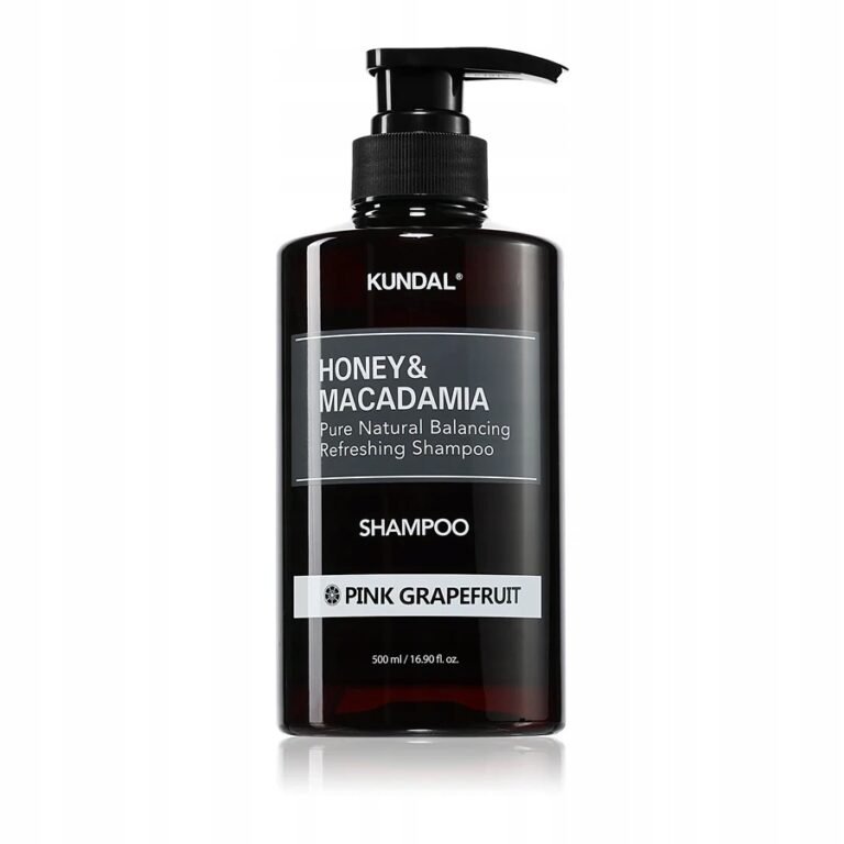 # KUNDAL Honey & Macadamia Nature Shampoo Pink Grapefruit maitinamasis šampūnas su medumi ir makadamijų aliejumi, 500 ml **KUNDAL Honey & Macadamia Nature Shampoo Pink Grapefruit** – švelniai valantis ir maitinantis šampūnas su medaus ekstraktu bei makadamijų riešutų aliejumi, skirtas kasdienei plaukų priežiūrai. Formulė padeda išlaikyti optimalų plaukų drėgmės balansą, suteikia jiems minkštumo, glotnumo ir natūralaus žvilgesio, o gaivus rožinių greipfrutų aromatas suteikia energijos ir gaivos pojūtį kiekvieno plovimo metu. Kasdien plaukai susiduria su aplinkos tarša, formavimo priemonėmis ir kitais veiksniais, kurie gali išsausinti plaukus bei sumažinti jų gyvybingumą. **KUNDAL Honey & Macadamia Nature Shampoo Pink Grapefruit** švelniai pašalina nešvarumus, nepažeisdamas natūralaus galvos odos apsauginio barjero, todėl plaukai išlieka švelnūs, lengvai suvaldomi ir sveikai atrodantys. Reguliariai naudojant plaukai tampa glotnesni, lengviau iššukuojami ir mažiau šiaušiasi. Maitinamoji formulė padeda išlaikyti plaukų elastingumą, o gaivus citrusinis aromatas suteikia malonų švaros pojūtį. ## Kodėl verta rinktis šį šampūną? * Švelniai valo plaukus ir galvos odą. * Padeda išlaikyti optimalų plaukų drėgmės balansą. * Maitina ir minkština plaukus. * Suteikia plaukams natūralaus žvilgesio. * Mažina šiaušimąsi ir sausumo pojūtį. * Padeda lengviau iššukuoti plaukus. * Tinka kasdieniam naudojimui. * Gaivus rožinių greipfrutų aromatas suteikia energijos ir gaivos. ## Kam tinka? Šis šampūnas rekomenduojamas, jei: * plaukai yra normalūs, sausi arba šiek tiek pažeisti; * plaukams trūksta drėgmės ir žvilgesio; * plaukai linkę šiauštis; * mėgstate gaivius citrusinius aromatus; * ieškote švelnaus kasdienio šampūno. ## Rezultatas reguliariai naudojant Reguliariai naudojant **KUNDAL Honey & Macadamia Nature Shampoo Pink Grapefruit**, plaukai tampa švelnesni, glotnesni ir lengviau suvaldomi. Jie išlaiko daugiau drėgmės, mažiau šiaušiasi, įgauna sveiką spindesį, o gaivus rožinių greipfrutų aromatas suteikia ilgai išliekantį švaros pojūtį. ## Pagrindinės veikliosios medžiagos **Medaus ekstraktas** intensyviai drėkina ir maitina plaukus, padeda sumažinti sausumą, suteikia jiems minkštumo ir natūralaus žvilgesio. **Makadamijų riešutų aliejus** yra turtingas nepakeičiamomis riebalų rūgštimis, kurios stiprina plaukus, glotnina jų paviršių ir padeda apsaugoti nuo išsausėjimo. **Augaliniai ekstraktai** padeda nuraminti galvos odą, palaiko jos komfortą ir prisideda prie sveikiau atrodančių plaukų. **Švelnios valomosios medžiagos** efektyviai pašalina nešvarumus ir riebalų perteklių, nepažeisdamos natūralaus galvos odos drėgmės balanso. | **PLAUKŲ TIPAS** | NORMALŪS PLAUKAI, SAUSI PLAUKAI, ŠIEK TIEK PAŽEISTI PLAUKAI, VISŲ TIPŲ PLAUKAI | | ---------------- | ------------------------------------------------------------------------------ | | **Kada naudoti** | Kasdien arba pagal poreikį. | ## Produkto informacija * **Prekės ženklas:** KUNDAL * **Produkto tipas:** Maitinamasis šampūnas * **Talpa:** 500 ml * **Kilmės šalis:** Pietų Korėja * **Galiojimo laikas:** Nurodytas ant pakuotės. ## Dažniausiai užduodami klausimai **Ar šampūnas tinka kasdieniam naudojimui?** Taip, švelni formulė leidžia naudoti šampūną kasdien. **Ar šis šampūnas tinka sausiems plaukams?** Taip, medaus ekstraktas ir makadamijų aliejus padeda intensyviai drėkinti ir maitinti sausus plaukus. **Koks yra šio šampūno kvapas?** Šampūnas pasižymi gaiviu rožinių greipfrutų aromatu su ryškiomis citrusinėmis natomis. **Focus Keyphrase:** KUNDAL Honey & Macadamia Nature Shampoo Pink Grapefruit **SEO Title:** KUNDAL Honey & Macadamia Nature Shampoo Pink Grapefruit | Maitinamasis šampūnas 500 ml **Meta Description:** KUNDAL Honey & Macadamia Nature Shampoo Pink Grapefruit – maitinamasis šampūnas su medumi ir makadamijų aliejumi. Švelniai valo, drėkina, suteikia plaukams žvilgesio ir gaivų citrusinį aromatą. **ALT tekstas:** KUNDAL Honey & Macadamia Nature Shampoo Pink Grapefruit maitinamasis šampūnas su medumi ir makadamijų aliejumi 500 ml. **Žymės:** KUNDAL, KUNDAL Honey & Macadamia Nature Shampoo Pink Grapefruit, maitinamasis šampūnas, šampūnas su medumi, šampūnas su makadamijų aliejumi, Pink Grapefruit, rožinių greipfrutų aromatas, šampūnas sausiems plaukams, kasdienis šampūnas, plaukų drėkinimas, plaukų žvilgesys, korėjietiška plaukų kosmetika, K-Beauty, profesionali plaukų priežiūra. ## Naudojimas Sudrėkinkite plaukus šiltu vandeniu ir paskirstykite reikiamą kiekį šampūno ant galvos odos bei plaukų. Švelniai masažuokite, kol susidarys gausios putos, tuomet kruopščiai nuskalaukite vandeniu. Jei reikia, procedūrą pakartokite. Geriausiems rezultatams pasiekti po plovimo naudokite kondicionierių arba plaukų kaukę.