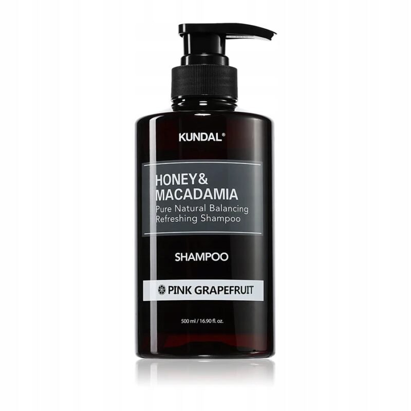 # KUNDAL Honey & Macadamia Nature Shampoo Pink Grapefruit maitinamasis šampūnas su medumi ir makadamijų aliejumi, 500 ml **KUNDAL Honey & Macadamia Nature Shampoo Pink Grapefruit** – švelniai valantis ir maitinantis šampūnas su medaus ekstraktu bei makadamijų riešutų aliejumi, skirtas kasdienei plaukų priežiūrai. Formulė padeda išlaikyti optimalų plaukų drėgmės balansą, suteikia jiems minkštumo, glotnumo ir natūralaus žvilgesio, o gaivus rožinių greipfrutų aromatas suteikia energijos ir gaivos pojūtį kiekvieno plovimo metu. Kasdien plaukai susiduria su aplinkos tarša, formavimo priemonėmis ir kitais veiksniais, kurie gali išsausinti plaukus bei sumažinti jų gyvybingumą. **KUNDAL Honey & Macadamia Nature Shampoo Pink Grapefruit** švelniai pašalina nešvarumus, nepažeisdamas natūralaus galvos odos apsauginio barjero, todėl plaukai išlieka švelnūs, lengvai suvaldomi ir sveikai atrodantys. Reguliariai naudojant plaukai tampa glotnesni, lengviau iššukuojami ir mažiau šiaušiasi. Maitinamoji formulė padeda išlaikyti plaukų elastingumą, o gaivus citrusinis aromatas suteikia malonų švaros pojūtį. ## Kodėl verta rinktis šį šampūną? * Švelniai valo plaukus ir galvos odą. * Padeda išlaikyti optimalų plaukų drėgmės balansą. * Maitina ir minkština plaukus. * Suteikia plaukams natūralaus žvilgesio. * Mažina šiaušimąsi ir sausumo pojūtį. * Padeda lengviau iššukuoti plaukus. * Tinka kasdieniam naudojimui. * Gaivus rožinių greipfrutų aromatas suteikia energijos ir gaivos. ## Kam tinka? Šis šampūnas rekomenduojamas, jei: * plaukai yra normalūs, sausi arba šiek tiek pažeisti; * plaukams trūksta drėgmės ir žvilgesio; * plaukai linkę šiauštis; * mėgstate gaivius citrusinius aromatus; * ieškote švelnaus kasdienio šampūno. ## Rezultatas reguliariai naudojant Reguliariai naudojant **KUNDAL Honey & Macadamia Nature Shampoo Pink Grapefruit**, plaukai tampa švelnesni, glotnesni ir lengviau suvaldomi. Jie išlaiko daugiau drėgmės, mažiau šiaušiasi, įgauna sveiką spindesį, o gaivus rožinių greipfrutų aromatas suteikia ilgai išliekantį švaros pojūtį. ## Pagrindinės veikliosios medžiagos **Medaus ekstraktas** intensyviai drėkina ir maitina plaukus, padeda sumažinti sausumą, suteikia jiems minkštumo ir natūralaus žvilgesio. **Makadamijų riešutų aliejus** yra turtingas nepakeičiamomis riebalų rūgštimis, kurios stiprina plaukus, glotnina jų paviršių ir padeda apsaugoti nuo išsausėjimo. **Augaliniai ekstraktai** padeda nuraminti galvos odą, palaiko jos komfortą ir prisideda prie sveikiau atrodančių plaukų. **Švelnios valomosios medžiagos** efektyviai pašalina nešvarumus ir riebalų perteklių, nepažeisdamos natūralaus galvos odos drėgmės balanso. | **PLAUKŲ TIPAS** | NORMALŪS PLAUKAI, SAUSI PLAUKAI, ŠIEK TIEK PAŽEISTI PLAUKAI, VISŲ TIPŲ PLAUKAI | | ---------------- | ------------------------------------------------------------------------------ | | **Kada naudoti** | Kasdien arba pagal poreikį. | ## Produkto informacija * **Prekės ženklas:** KUNDAL * **Produkto tipas:** Maitinamasis šampūnas * **Talpa:** 500 ml * **Kilmės šalis:** Pietų Korėja * **Galiojimo laikas:** Nurodytas ant pakuotės. ## Dažniausiai užduodami klausimai **Ar šampūnas tinka kasdieniam naudojimui?** Taip, švelni formulė leidžia naudoti šampūną kasdien. **Ar šis šampūnas tinka sausiems plaukams?** Taip, medaus ekstraktas ir makadamijų aliejus padeda intensyviai drėkinti ir maitinti sausus plaukus. **Koks yra šio šampūno kvapas?** Šampūnas pasižymi gaiviu rožinių greipfrutų aromatu su ryškiomis citrusinėmis natomis. **Focus Keyphrase:** KUNDAL Honey & Macadamia Nature Shampoo Pink Grapefruit **SEO Title:** KUNDAL Honey & Macadamia Nature Shampoo Pink Grapefruit | Maitinamasis šampūnas 500 ml **Meta Description:** KUNDAL Honey & Macadamia Nature Shampoo Pink Grapefruit – maitinamasis šampūnas su medumi ir makadamijų aliejumi. Švelniai valo, drėkina, suteikia plaukams žvilgesio ir gaivų citrusinį aromatą. **ALT tekstas:** KUNDAL Honey & Macadamia Nature Shampoo Pink Grapefruit maitinamasis šampūnas su medumi ir makadamijų aliejumi 500 ml. **Žymės:** KUNDAL, KUNDAL Honey & Macadamia Nature Shampoo Pink Grapefruit, maitinamasis šampūnas, šampūnas su medumi, šampūnas su makadamijų aliejumi, Pink Grapefruit, rožinių greipfrutų aromatas, šampūnas sausiems plaukams, kasdienis šampūnas, plaukų drėkinimas, plaukų žvilgesys, korėjietiška plaukų kosmetika, K-Beauty, profesionali plaukų priežiūra. ## Naudojimas Sudrėkinkite plaukus šiltu vandeniu ir paskirstykite reikiamą kiekį šampūno ant galvos odos bei plaukų. Švelniai masažuokite, kol susidarys gausios putos, tuomet kruopščiai nuskalaukite vandeniu. Jei reikia, procedūrą pakartokite. Geriausiems rezultatams pasiekti po plovimo naudokite kondicionierių arba plaukų kaukę.