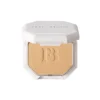 FENTY BEAUTY Pro Filt’r Soft Matte Powder Foundation 290 pudrinis makiažo pagrindas, 9,1 g FENTY BEAUTY Pro Filt’r Soft Matte Powder Foundation – ilgai išliekantis, itin lengvas pudrinis makiažo pagrindas, suteikiantis nuo lengvo iki pilno maskavimo ir švelniai matinį rezultatą be sunkumo ar „kaukės“ efekto. Fenty Beauty šią formulę sukūrė taip, kad ją būtų galima lengvai sluoksniuoti, išlaikant natūraliai atrodančią odą. Formulėje naudojamas Blur Filt’r kompleksas, padedantis vizualiai sulieti odos netobulumus ir suteikti glotnesnį, „filtered“ efektą. Pudra taip pat padeda sumažinti blizgesį, yra atspari prakaitui, drėgmei ir nesubėga į raukšleles. Fenty Beauty nurodo, kad ji nekemša porų, nesukuria „cakey“ efekto ir nepalieka balto atspindžio nuotraukose. Pagrindinės savybės: nuo lengvo iki pilno, sluoksniuojamo maskavimo; švelniai matinis efektas; itin lengva tekstūra; ilgai išliekanti formulė; padeda sumažinti odos blizgesį; atspari prakaitui ir drėgmei; nesubėga į smulkias raukšleles; padeda vizualiai išlyginti odos tekstūrą; nepalieka balto „flashback“ efekto; veganiška formulė; Fenty Beauty yra 100 % cruelty-free. Atspalvis: 290 Kiekis: 9,1 g Naudojimas: lengvam maskavimui pudrą paskirstykite plonu sluoksniu. Norėdami vidutinio ar pilnesnio maskavimo, priemonę palaipsniui sluoksniuokite norimose vietose.